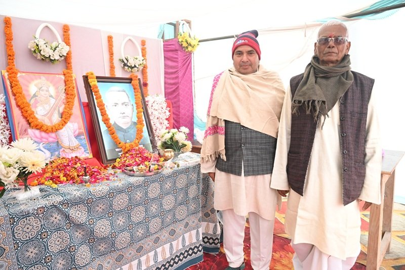 श्रद्धांजलि अर्पित
